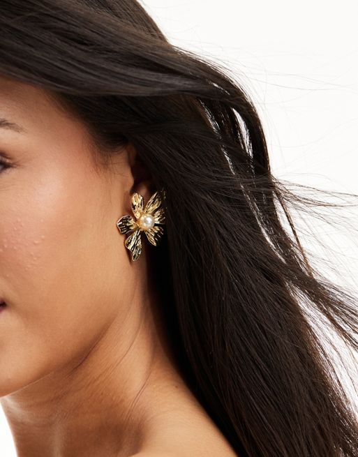  DesignB London flower stud earrings with pearl detail in gold