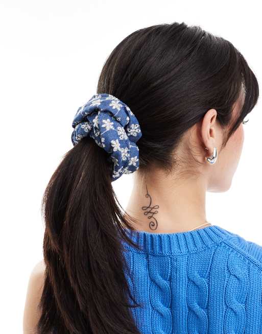 DesignB London - Geborduurde denim scrunchie in blauw 