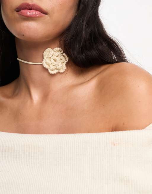 DesignB London - Gebreide choker met roosje in crème 