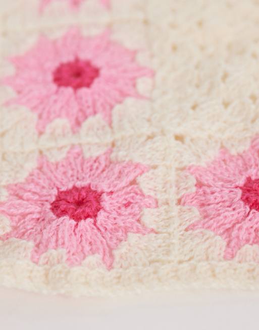 DesignB London – Gehäkeltes Kopftuch in Cremeweiß mit rosa Blumendetails, 2 von 3