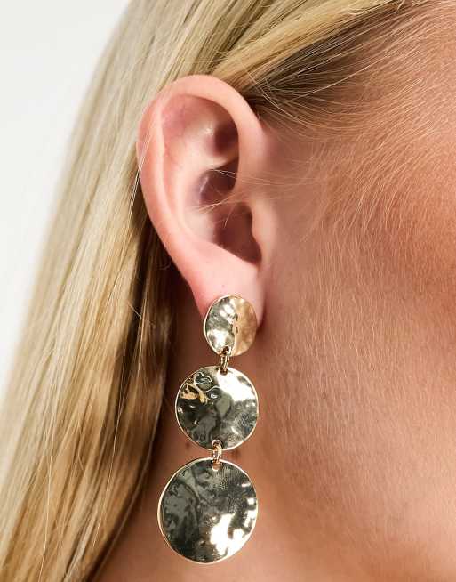 DesignB London - Gehamerde statement oorbellen in goud