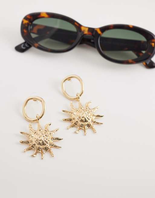 DesignB London – Gehämmerte Statement-Ohrringe in Goldoptik mit Sonnenanhänger, 4 von 4