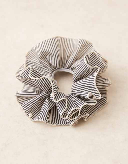 DesignB London - Gestreepte scrunchie met ruches en pareldetail in zwart en wit, 2 van 4