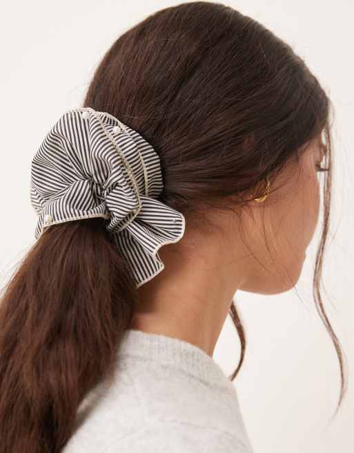 DesignB London - Gestreepte scrunchie met ruches en pareldetail in zwart en wit, 4 van 4