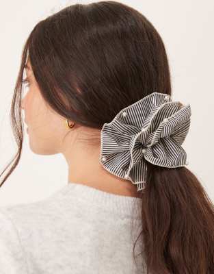 DesignB London - Gestreifter Scrunchie-Haargummi in Schwarz und Weiß mit Perlendetail und Rüschen-Grau