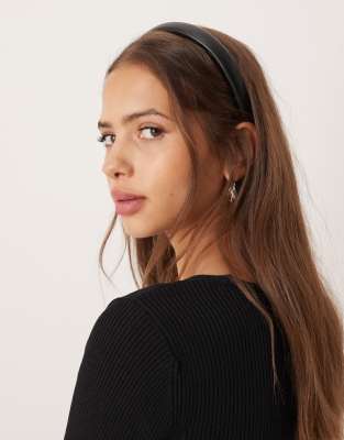 DesignB London - Gewölbter Haarreif aus Kunstleder in Schwarz