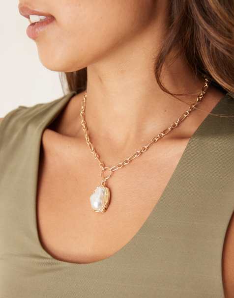 DesignB London – Goldfarbene Halskette mit Kunstperlenanhänger und Krallenfassung - view 1