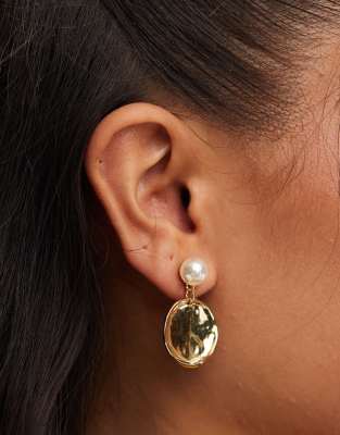 DesignB London – Goldfarbene Ohrstecker in Gold mit Perlenanhänger 