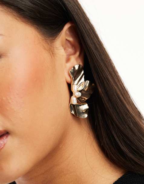 DesignB London – Goldfarbene Ohrstecker mit Blattdesign und Perlendetails - view 1