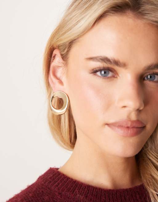 DesignB London – Goldfarbene, runde Ohrstecker in geschmolzener Optik