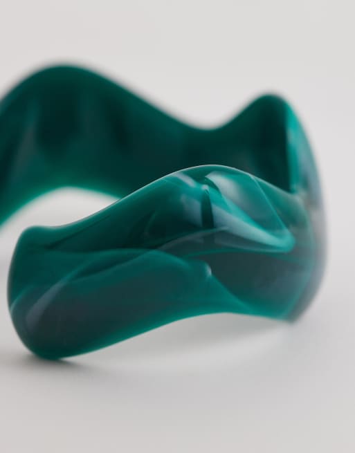 DesignB London - Golfvormige armband van hars in diep groenblauw, 3 van 3