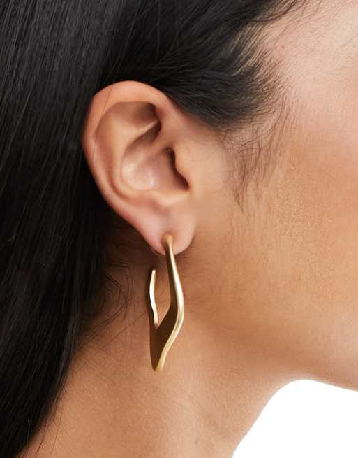 DesignB London – Große Creolen mit welligem Design in Mattgold 