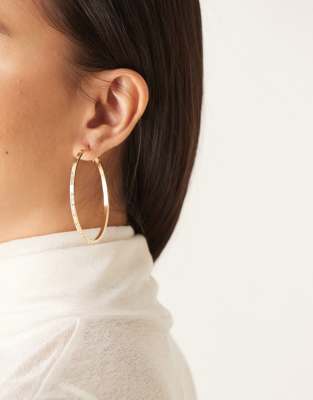 DesignB London - Große, verzierte Creolen in Goldoptik-Goldfarben