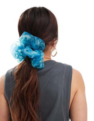 DesignB London - Großer Scrunchie-Haargummi aus Organza mit blauem Batikmuster