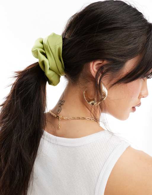 DesignB London – Großer Scrunchie-Haargummi aus Satin in Olivgrün  
