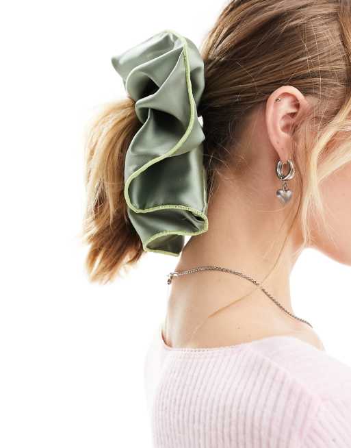 DesignB London – Großer Scrunchie-Haargummi aus Satin in Salbeigrün  