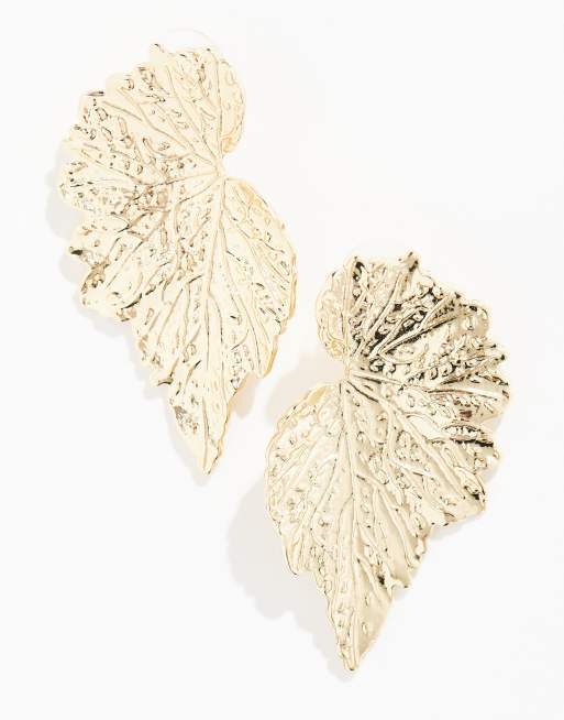 DesignB London - Grote bladvormige oorbellen met textuur in goud , 3 van 4