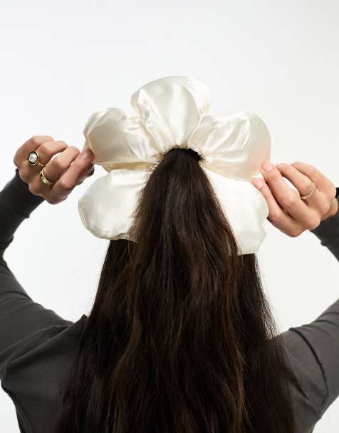 DesignB London - Grote satijnen bloem-haarscrunchie in wit - view 1