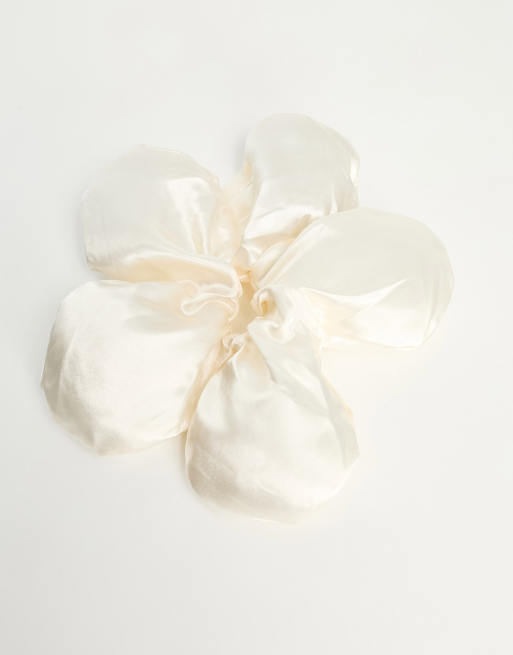 DesignB London - Grote satijnen bloem-haarscrunchie in wit, 2 van 4