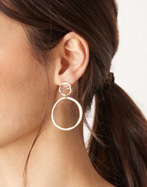 DesignB London - Grote statement oorknopjes met ringen in goud, 3 van 3