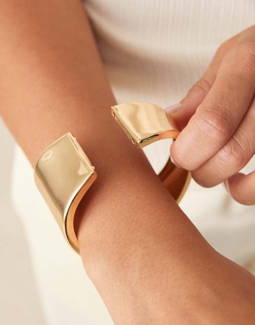 DesignB London - Grove metalen armband in goud, 2 van 3