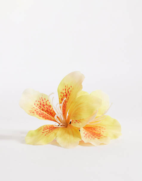 DesignB London – Gul och vit hårklämma med blomdesign i tyg - view 1