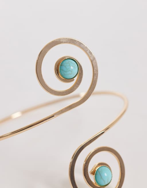 DesignB London – Guldfärgad armring med spiraldesign och turkosa stenar, 2 av 3