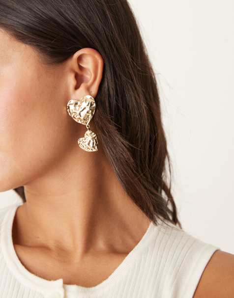 DesignB London – Guldfärgade, hängande örhängen i bohostil med hamrade hjärtan - view 1