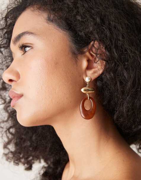 DesignB London – Guldfärgade och bruna hängande statement-örhängen med harts - view 1