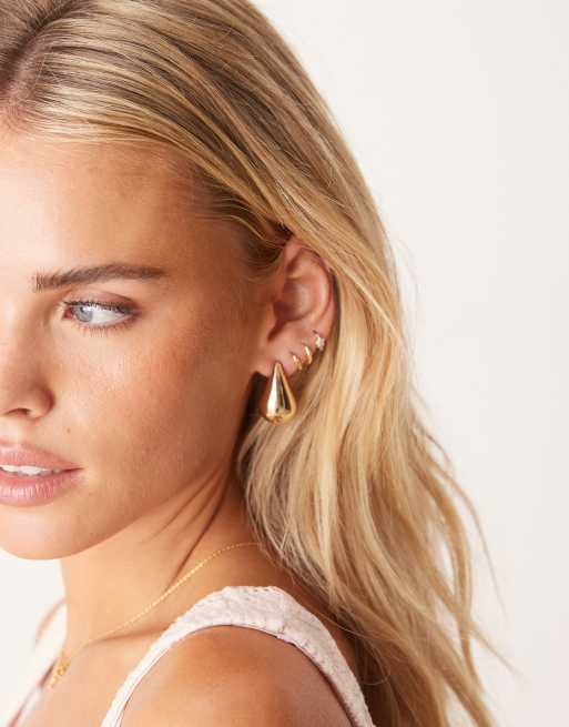 DesignB London – Guldfärgade örhängen med droppformad design, 2 av 3