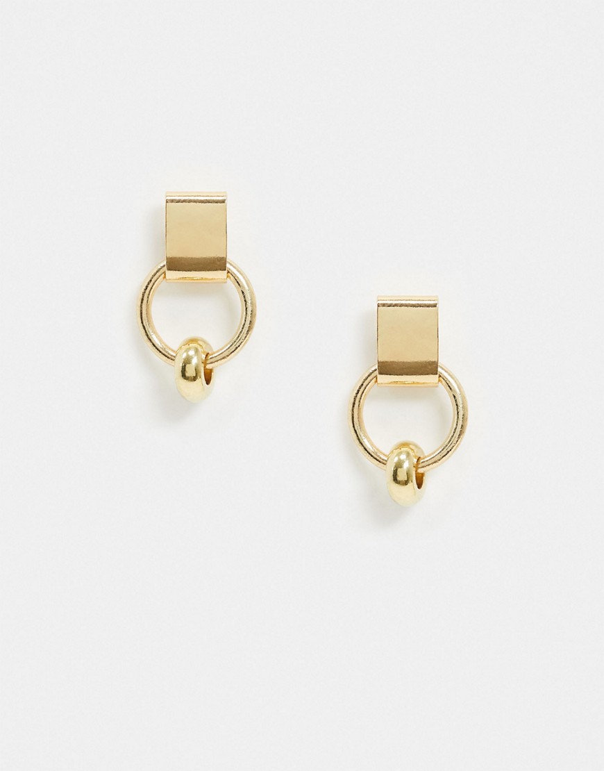 DesignB London – Guldfärgade, små stiftörhängen med ring