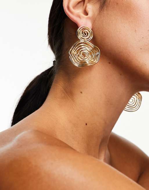 DesignB London – Guldfärgade spiralörhängen i statement-stil