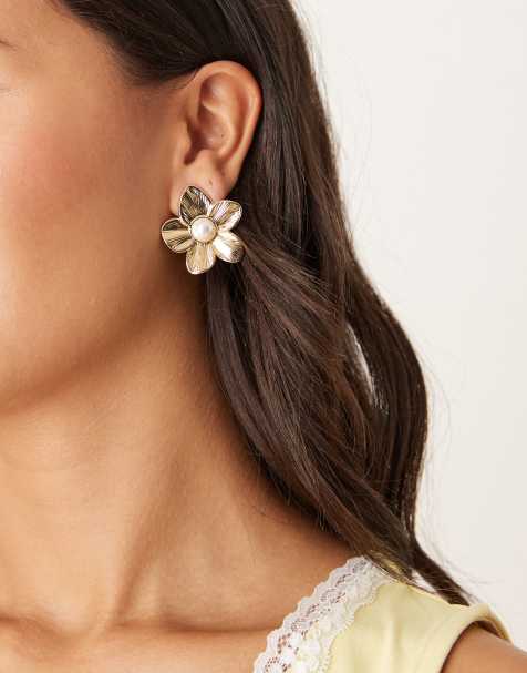 DesignB London – Guldfärgade stiftörhängen med blomdetalj och pärlor - view 1