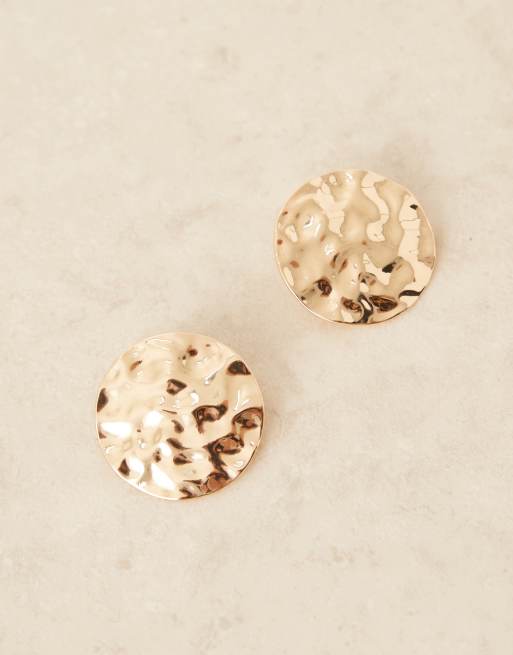 DesignB London – Guldfärgade stiftörhängen med plattor med smält design, 2 av 3