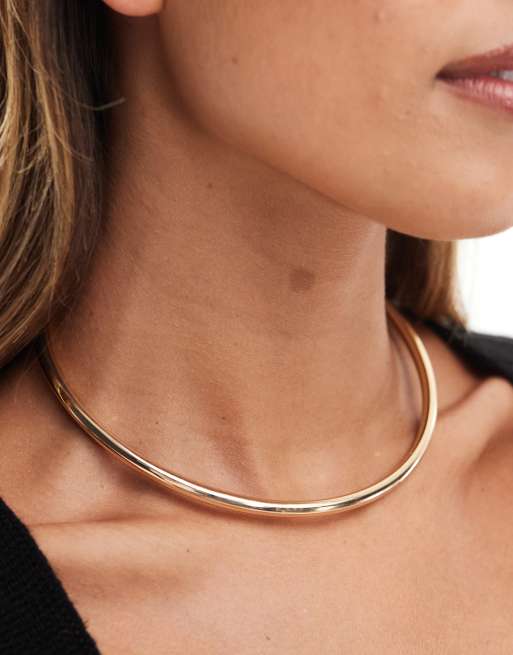 DesignB London – Guldfärgat choker-halsband i styv modell 