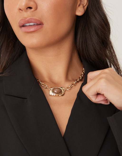 DesignB London – Guldfärgat chokerhalsband med sten i vintagestil