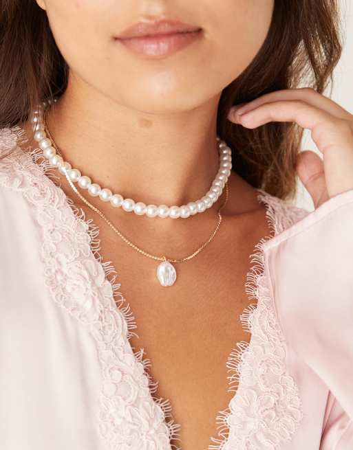 DesignB London – Guldfärgat halsband i flera rader med pärlhalsband och hängande pärla