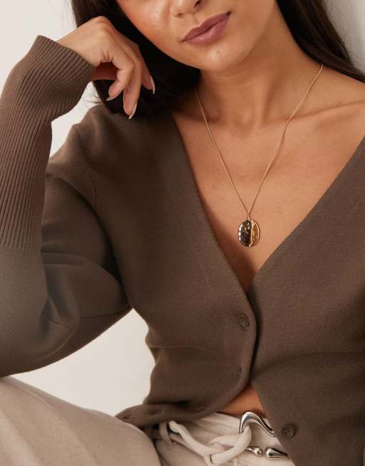 DesignB London – Guldfärgat halsband med hamrat mynthänge