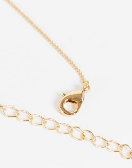 DesignB London – Guldfärgat halsband med hamrat runt hängsmyck, 3 av 4