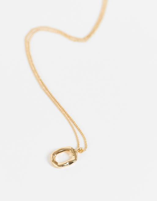 DesignB London – Guldfärgat halsband med hamrat runt hängsmyck, 4 av 4