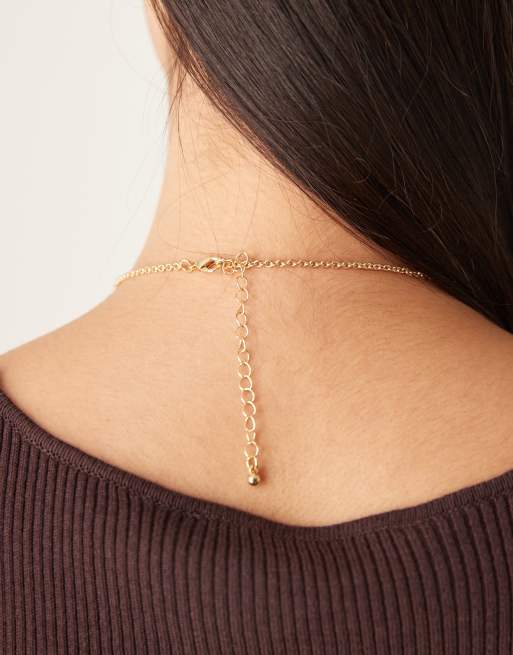 DesignB London – Guldfärgat halsband med hänge i statementstil, 2 av 3