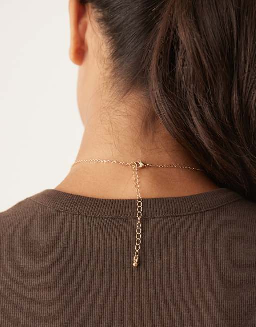 DesignB London – Guldfärgat halsband med klöverhänge, 3 av 3