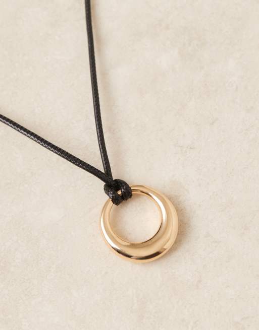 DesignB London – Guldfärgat halsband med kupolformat hänge, 2 av 3