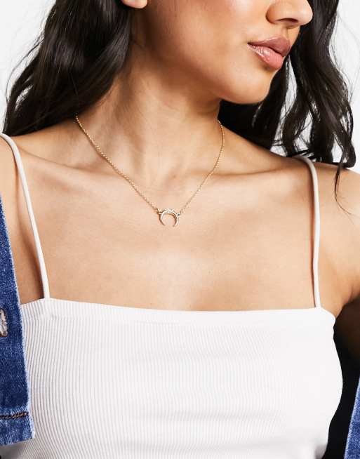 DesignB London – Guldfärgat halsband med månformat hänge