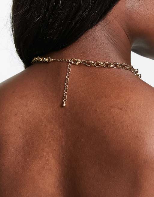 DesignB London – Guldfärgat halsband med pärl- och snäckhängen, 2 av 4