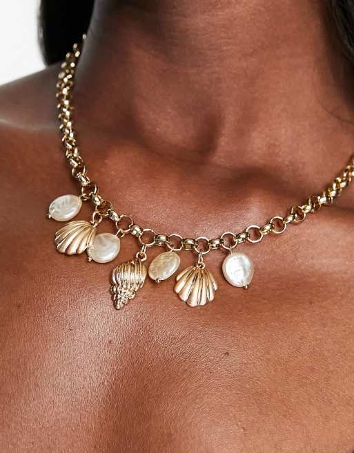DesignB London – Guldfärgat halsband med pärl- och snäckhängen, 4 av 4