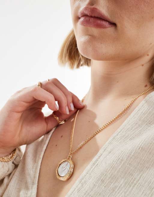 DesignB London – Guldfärgat halsband med stort pärlhänge , 4 av 4