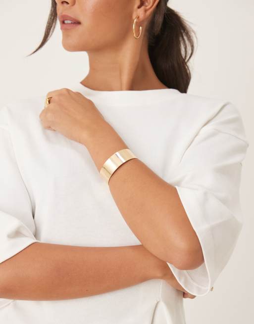 DesignB London – Guldfärgat, stelt armband i öppen design, 3 av 3