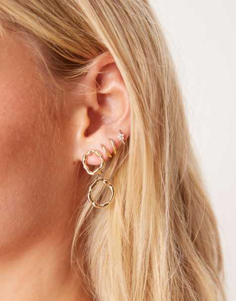 DesignB London - Guldfarvede dobbelte hoop-ørestikkere med smeltet og hamret design - view 1