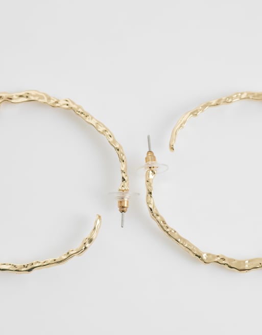 DesignB London - Guldfarvede store hoop-øreringe med hamret design, 4 af 4